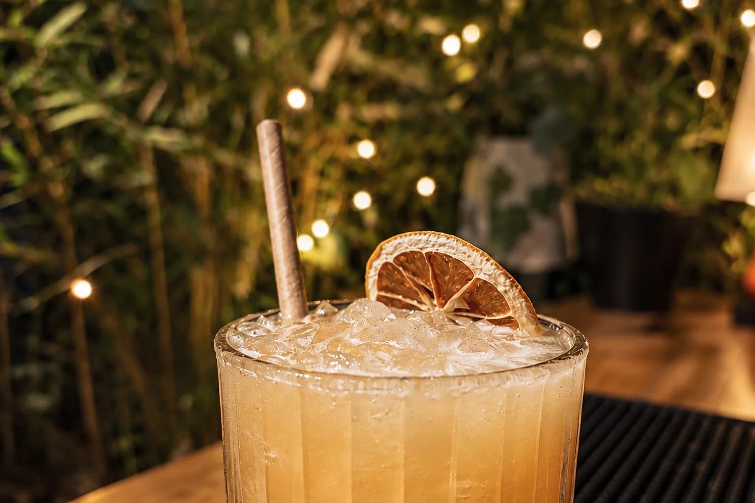 Cocktail signature du bar mobile Hope : glace pilée et rondelle d'orange séchée