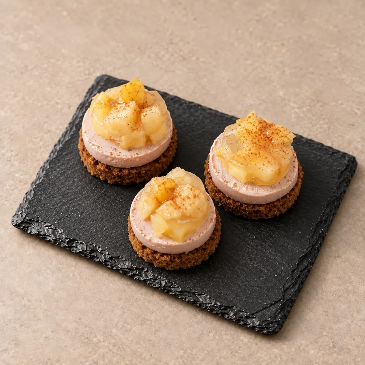 Bouchées rondes de foie gras et pommes sur pain d’épice