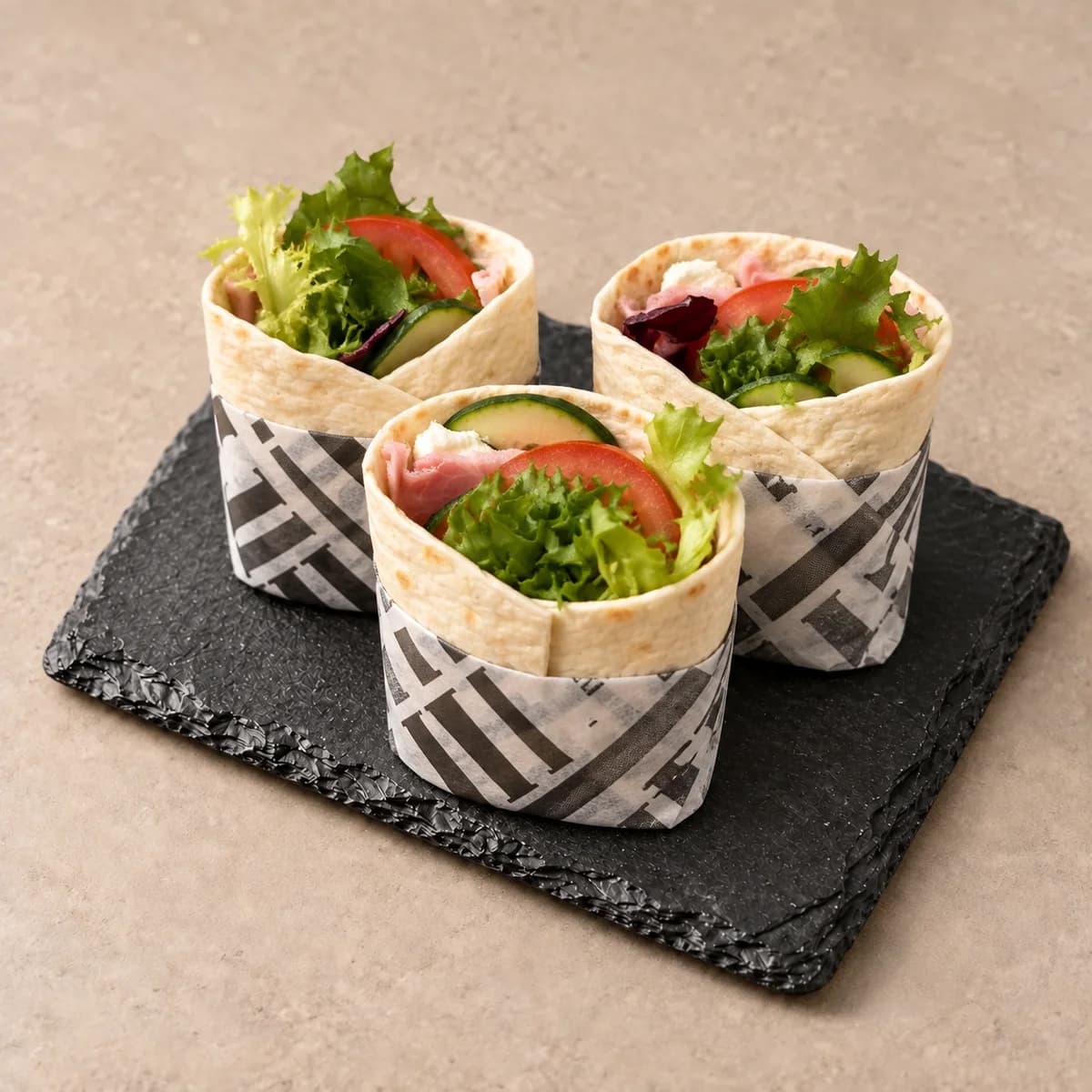 Fresh wraps au jambon et aux crudités, debout dans leurs papiers de service