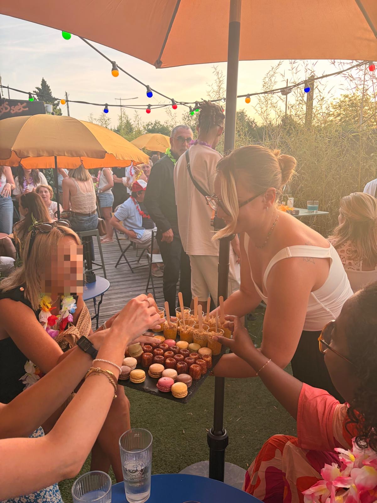 Buffet de desserts, macarons et verrines lors d'une réception en extérieur