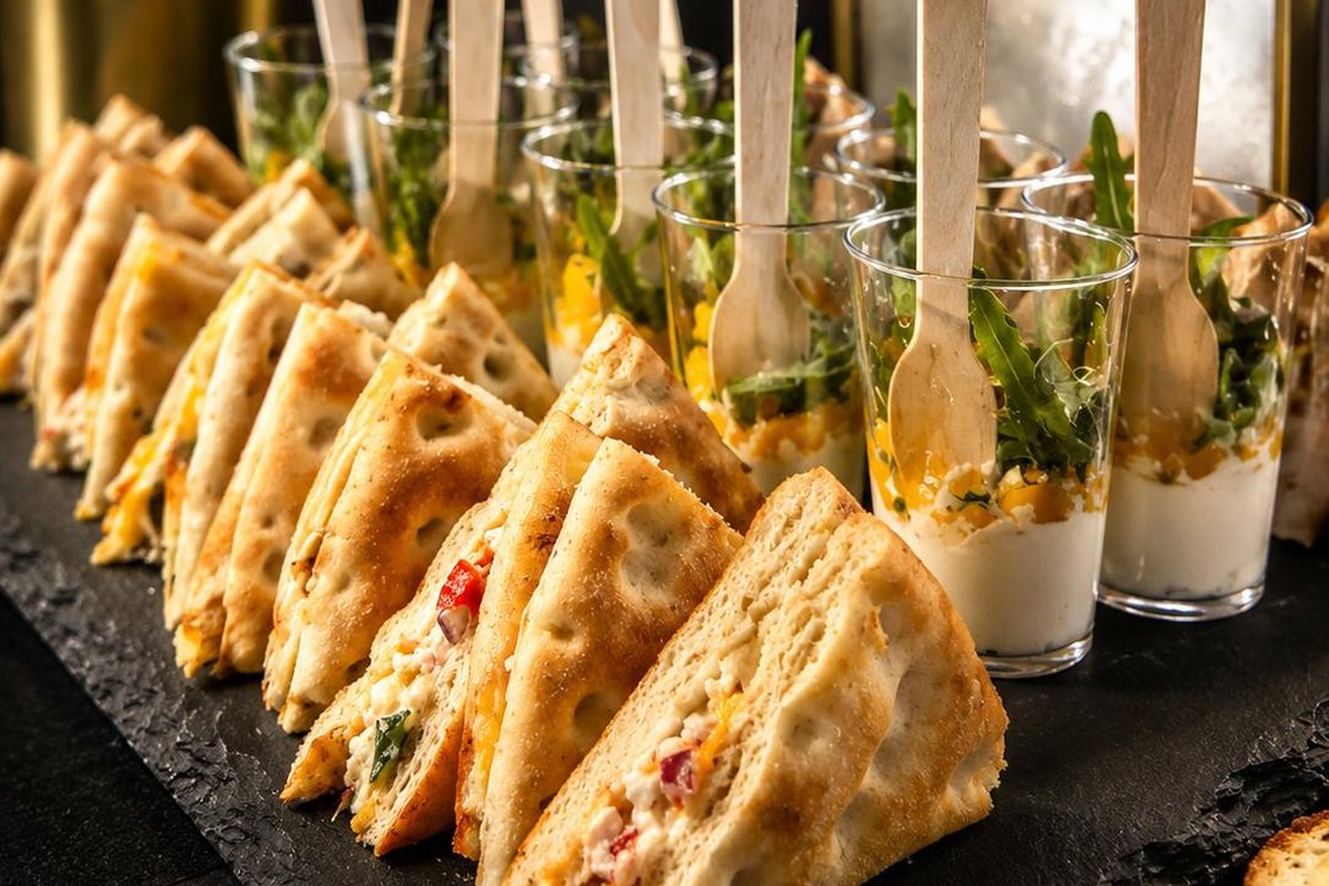 Mini club sandwichs et verrines de légumes dressés sur ardoise, buffet Hope Traiteur