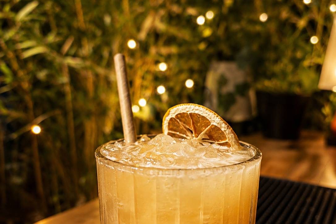 Cocktail signature du bar mobile Hope : glace pilée et rondelle d'orange séchée