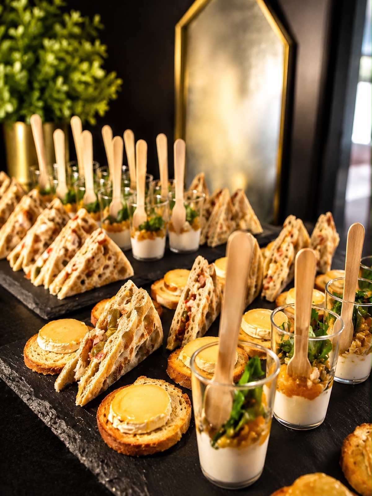 Assortiment de pièces cocktail salées : verrines, toasts chèvre-miel et club sandwichs